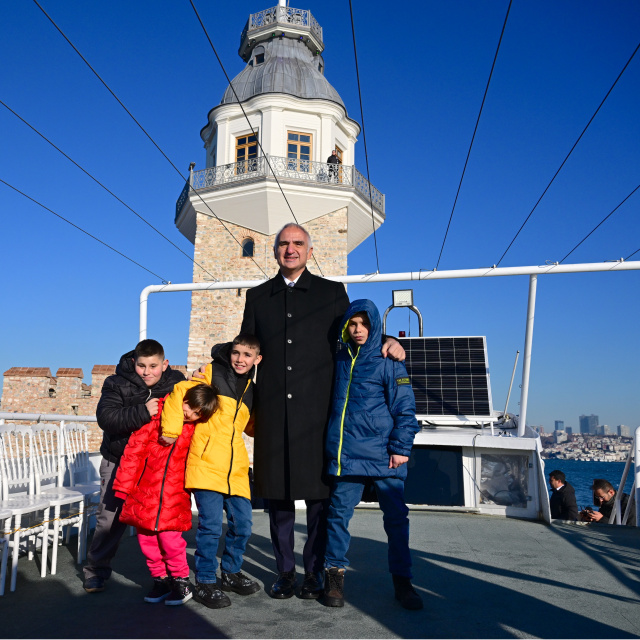 Bakan Ersoy, kardan 'Kız Kulesi' yapan çocukları İstanbul'da ağırladı