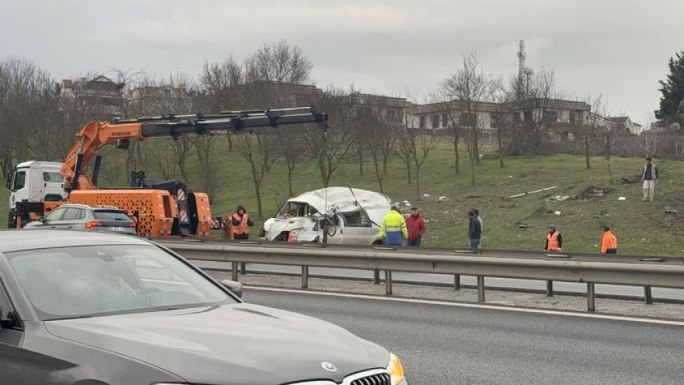 TEM'de iki araç takla attı! 5 yaralı