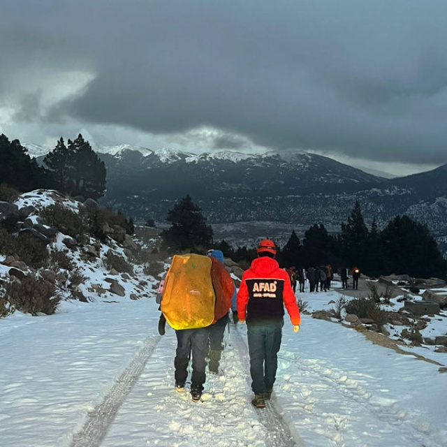 24 kişi dağda mahsur kaldı