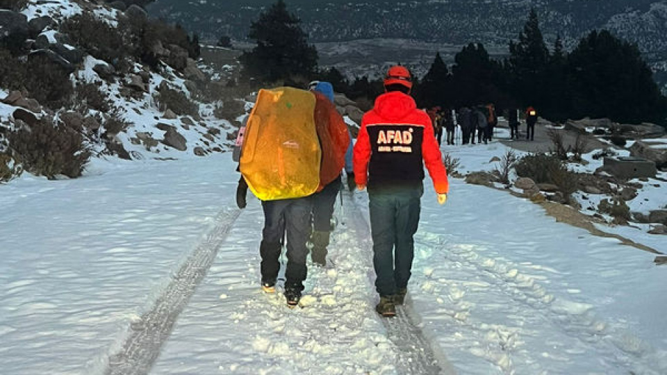 24 kişi dağda mahsur kaldı