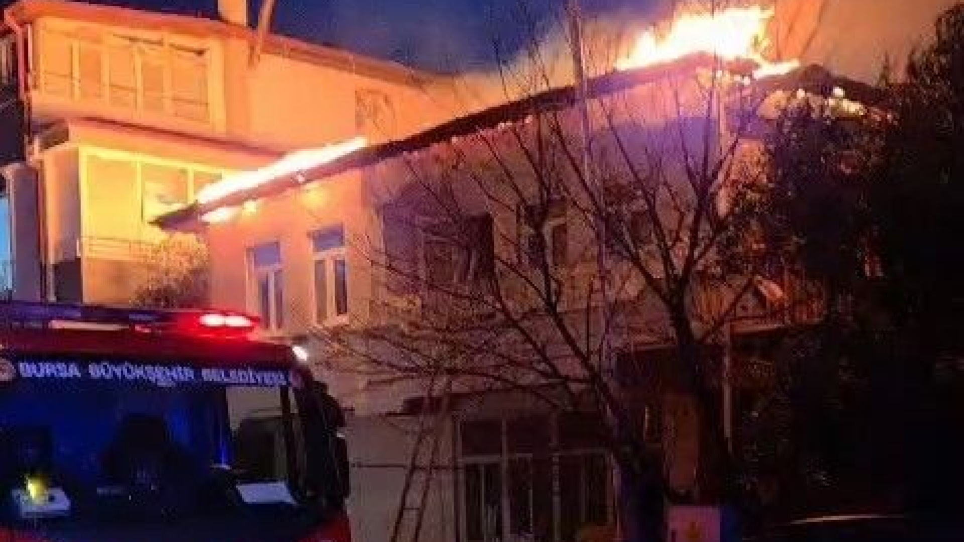 Son dakika: Bursa'da iki katlı evin çatısı alevlere teslim oldu