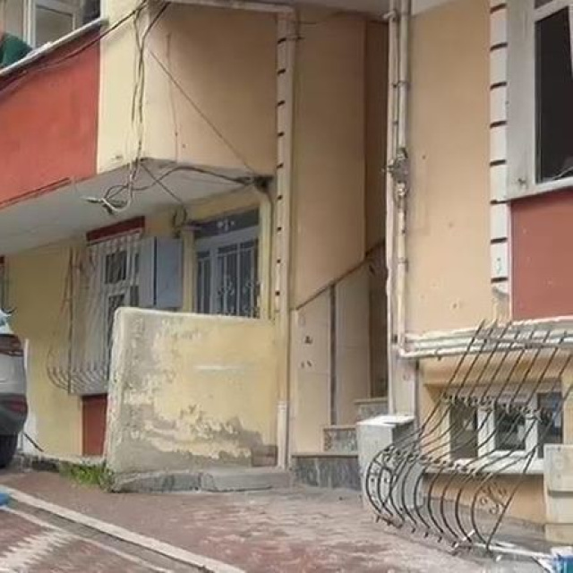 Esenyurt'ta dairenin giriş katında patlama