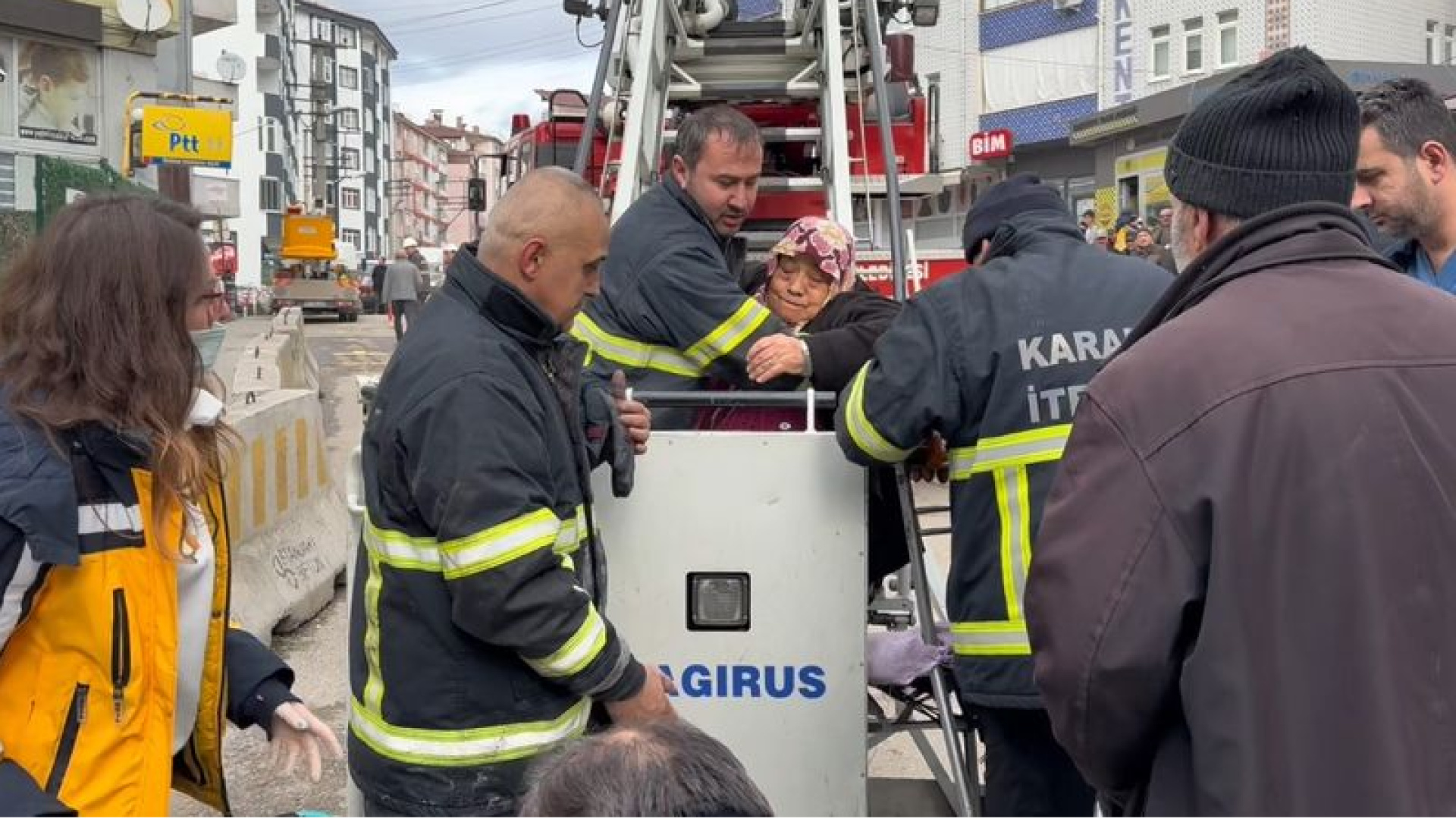 Son dakika: 5 katlı apartmanda çıkan yangından can pazarı: 8 kişi itfaiye ekiplerince kurtarıldı