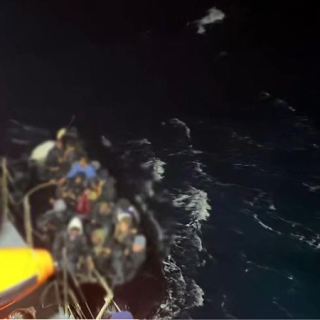 İzmir'de düzensiz göçmen botu battı: 1 ölü