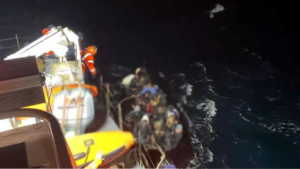 İzmir'de düzensiz göçmen botu battı: 1 ölü