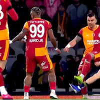 Dev derbide penaltı ve kart itirazı!