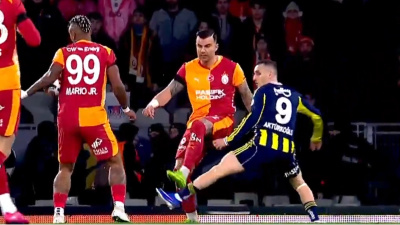 Dev derbide penaltı ve kart itirazı!