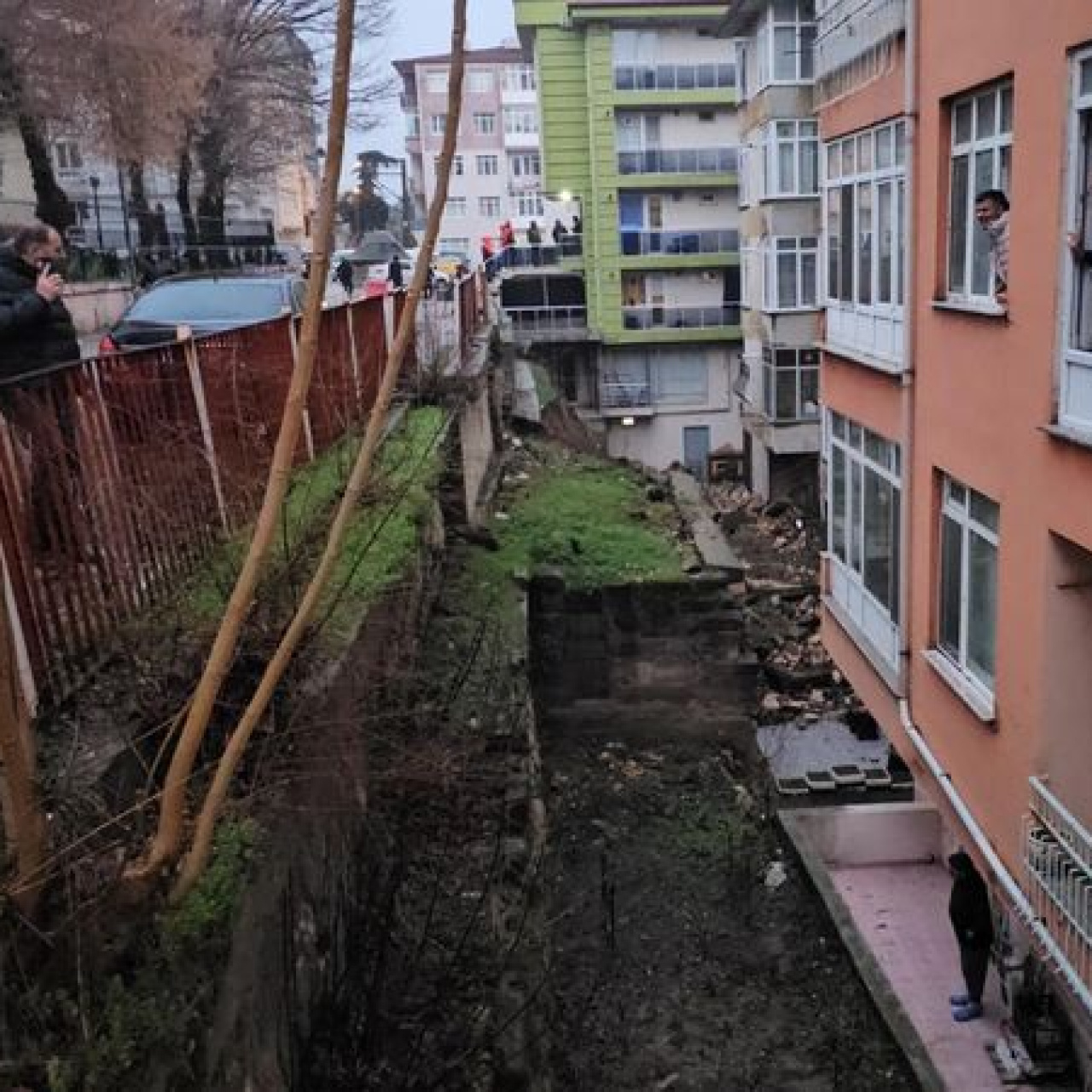 Sağanak istinat duvarını yıktı