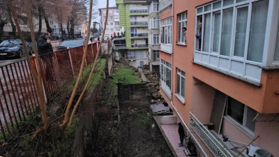 Sağanak istinat duvarını yıktı