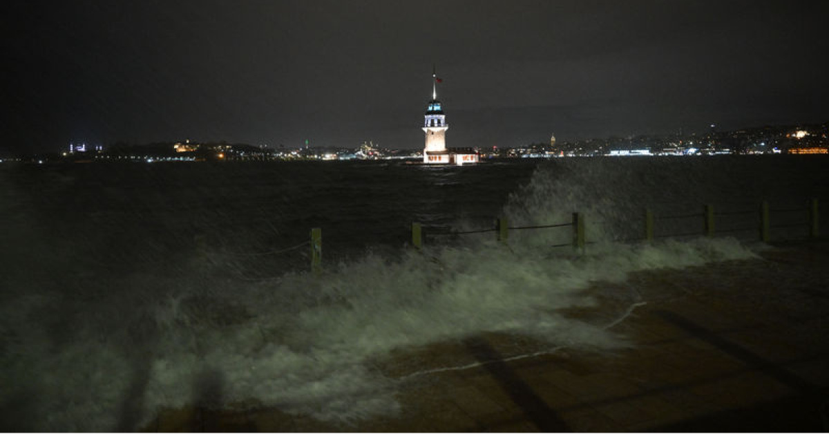 İstanbul’da gece fırtınası