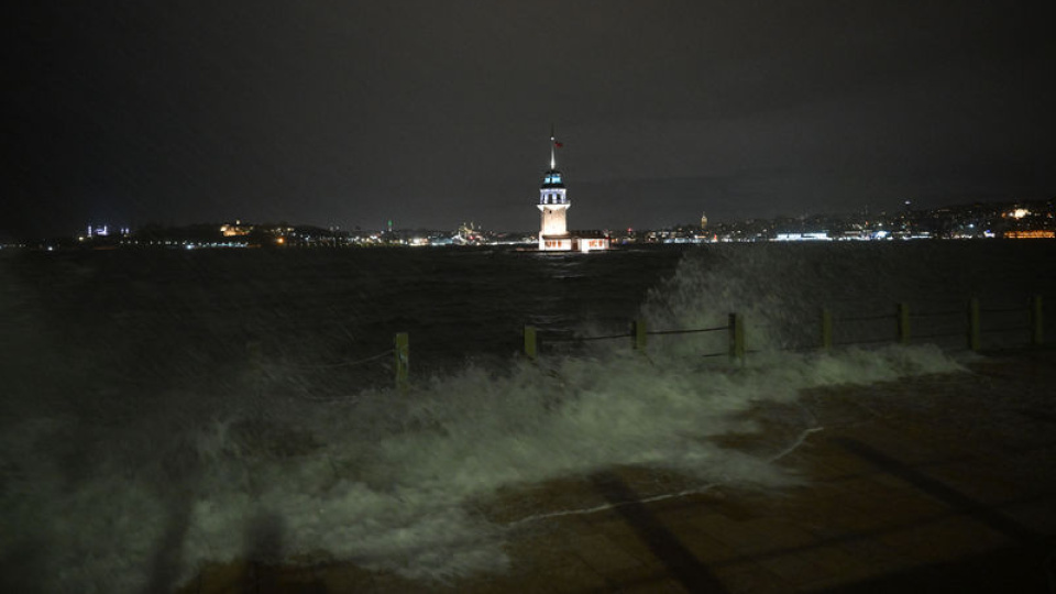 İstanbul'da yağışlı, fırtınalı gece