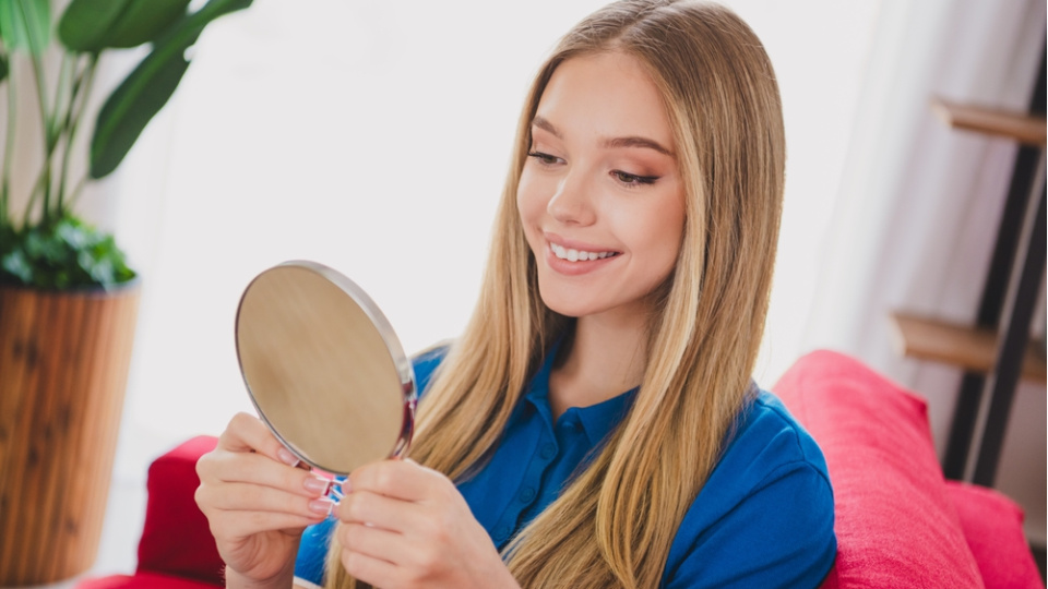 Neden fotoğrafta başka aynada başka çıkıyoruz?