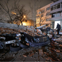 Kuvvetli rüzgar duvarı yıktı: 10 araç hasar gördü