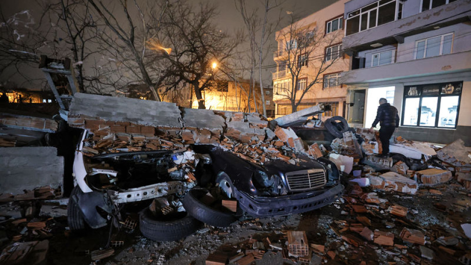 Kuvvetli rüzgar duvarı yıktı: 10 araç hasar gördü