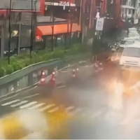 Fırtına tabelayı uçurdu! Yaşam mücadelesi veriyor