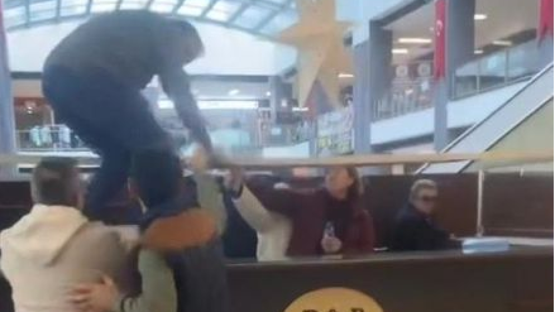 Son dakika: İstanbul'da alışveriş merkezindeki esnaflık yeri tartışması kavgayla bitti | Son dakika haberleri