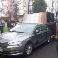 Çöp konteyneri otomobilin üzerine düştü