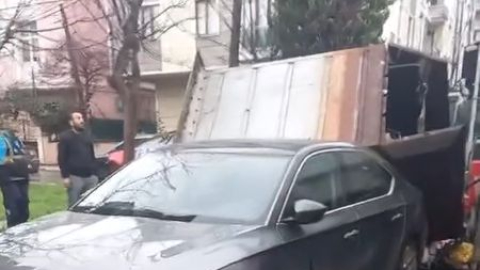 Çöp konteyneri otomobilin üzerine düştü