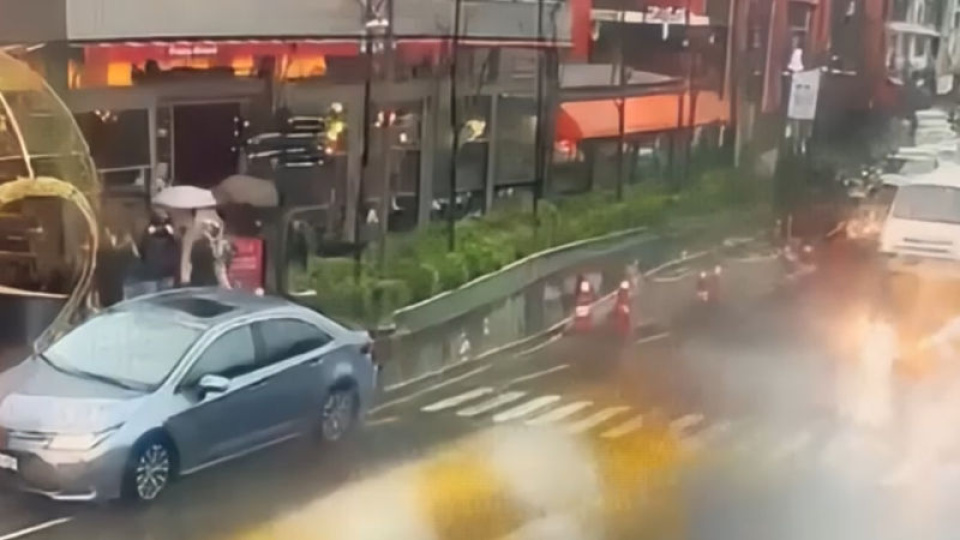 Fırtına tabelayı uçurdu! Yaşam mücadelesi veriyor