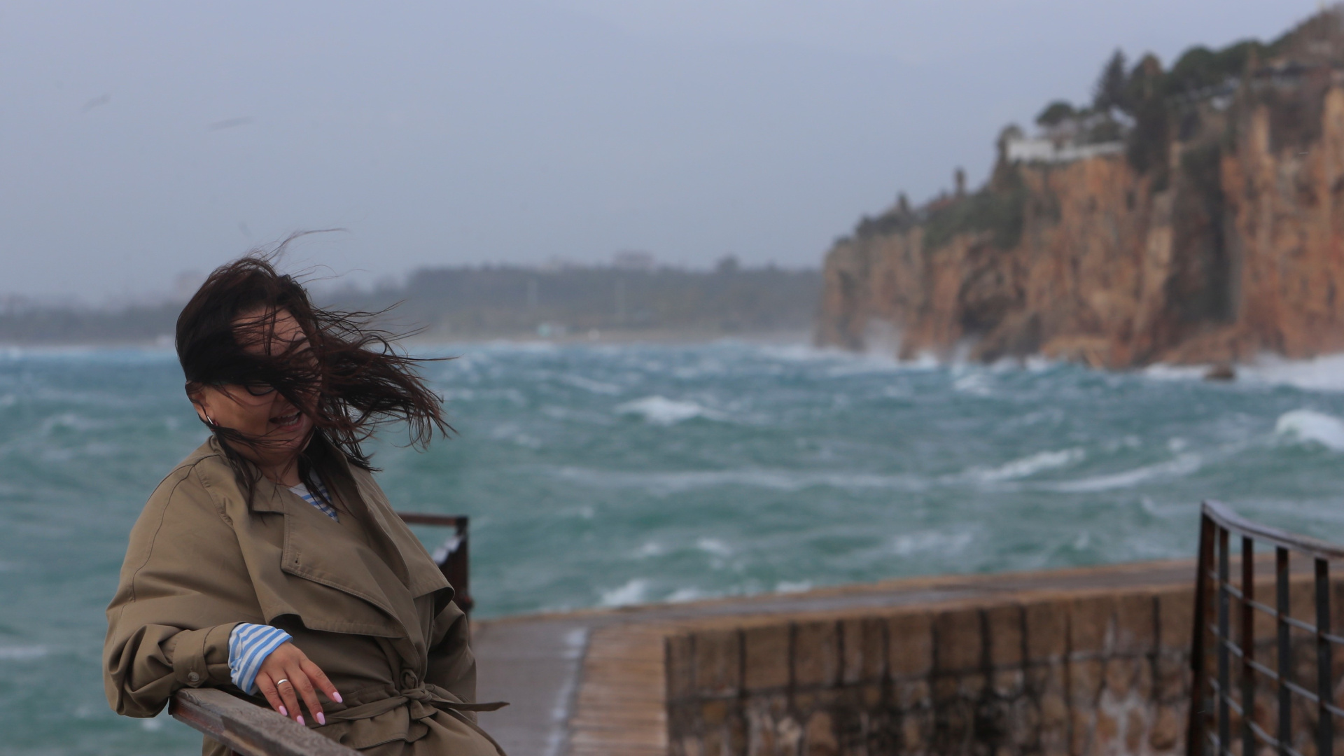 Son dakika: Antalya'yı fırtına vurdu! Kuvvetli rüzgar, dev dalgalar | Son dakika haberleri