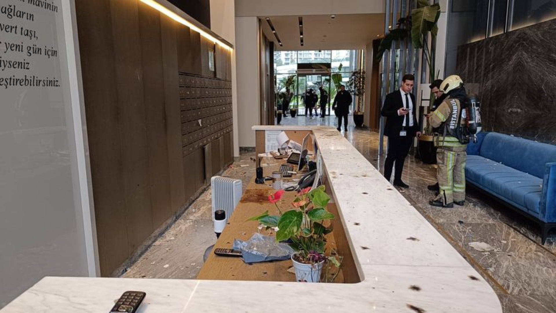 Son dakika: Zeytinburnu’nda siteye bırakılan kargo paketi patladı: 2 yaralı | Son dakika haberleri