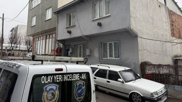 Eşini vurup polise teslim oldu