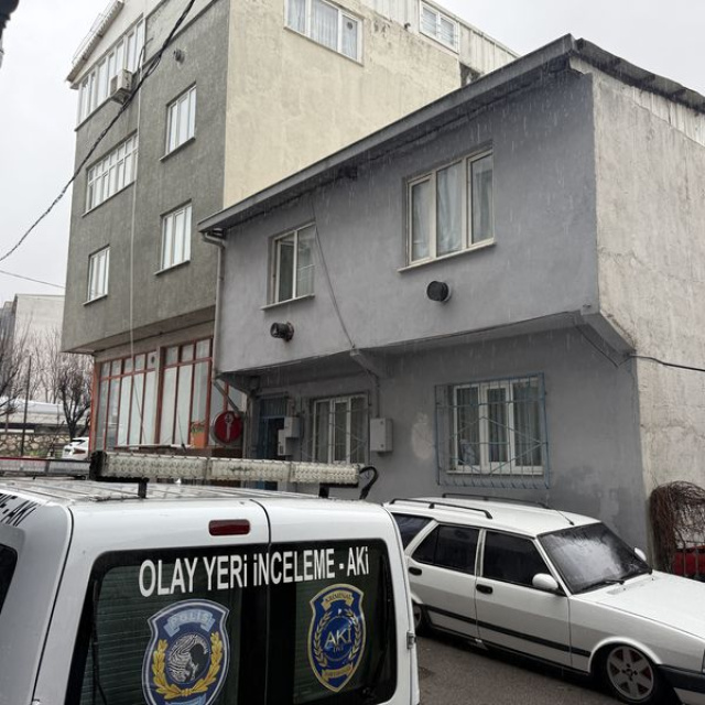 Eşini vurup polise teslim oldu