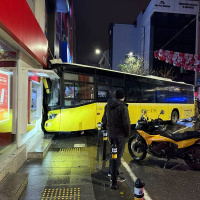 İETT otobüsü binaya çarptı: 6 yaralı