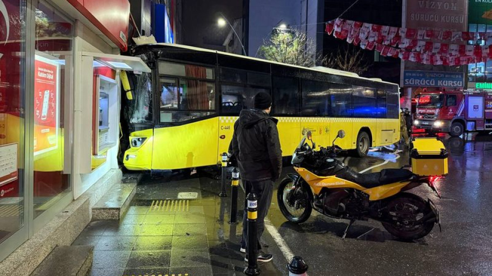 İETT otobüsü binaya çarptı: 6 yaralı