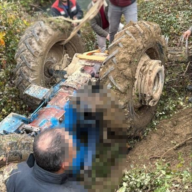 Direksiyonu kilitlenen traktör devrildi: 1 ölü