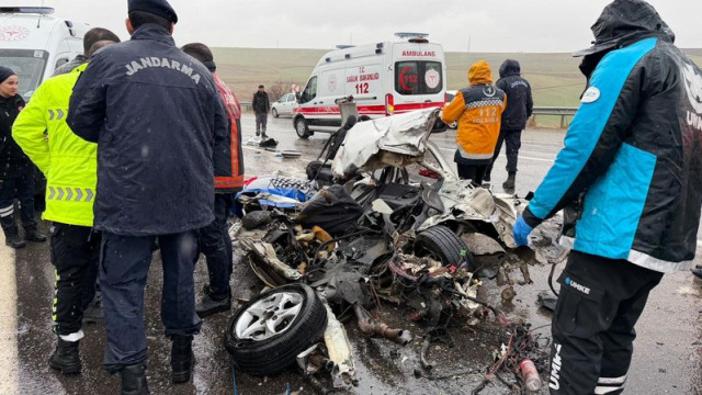 Otobüs otomobili kağıt gibi ezdi