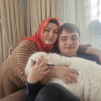 Otizmli oğlu istedi! Kuzuya bebek gibi bakıyorlar