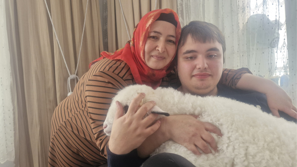 Otizmli oğlu istedi! Kuzuya bebek gibi bakıyorlar