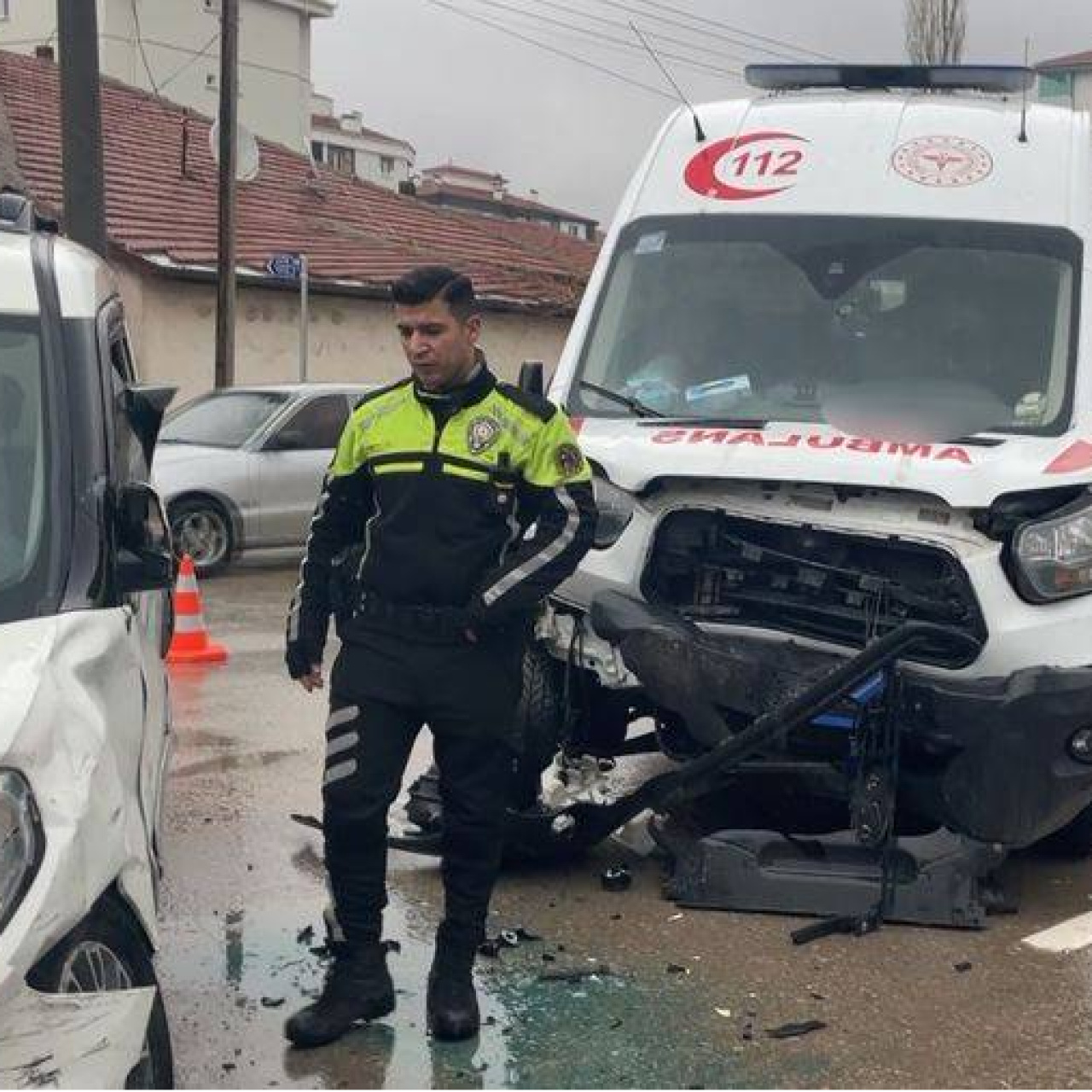 Hasta taşıyan ambulans kaza yaptı: 8 yaralı