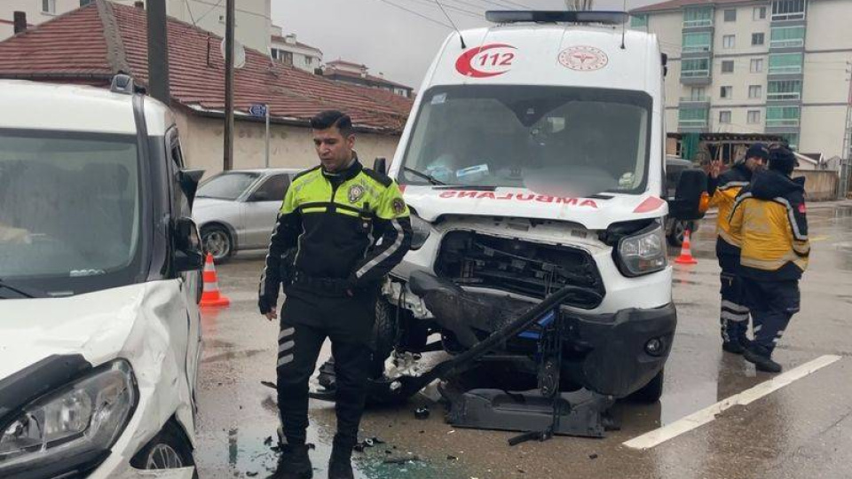 Hasta taşıyan ambulans kaza yaptı: 8 yaralı