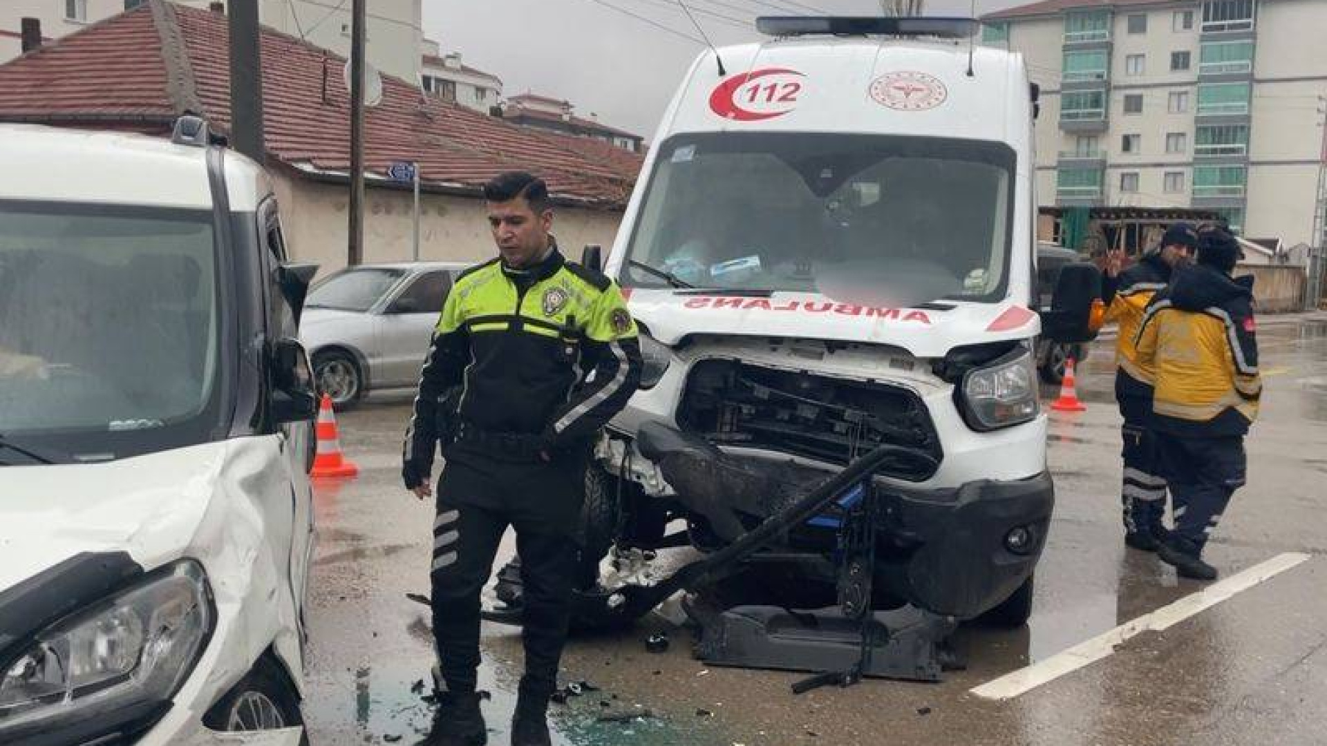 Aksaray'da Ambulans ile Hafif Ticari Araç Çarpıştı: 8 Kişi Yaralandı