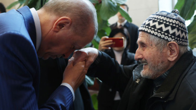 Cumhurbaşkanı Erdoğan, ellerini öptü