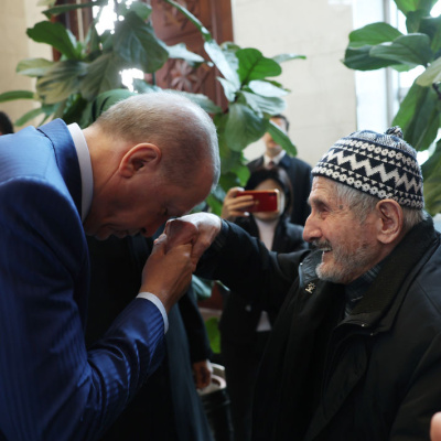 Cumhurbaşkanı Erdoğan, ellerini öptü