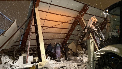 Besi ahırının çatısı çöktü: 18 büyükbaş öldü