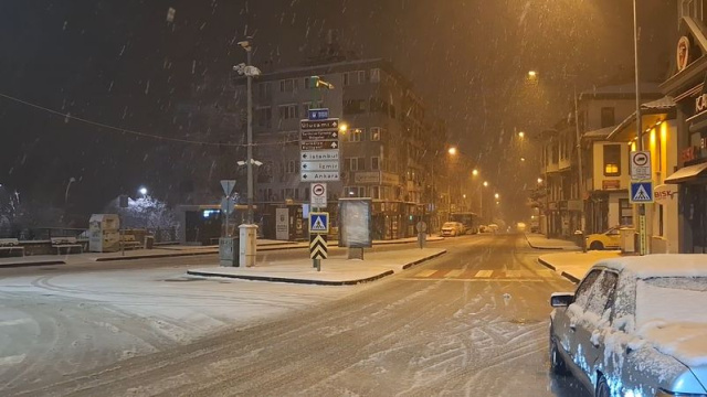 Kar yağışı Bursa'yı beyaza bürüdü