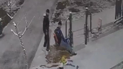 Kar altında parkta tıraş