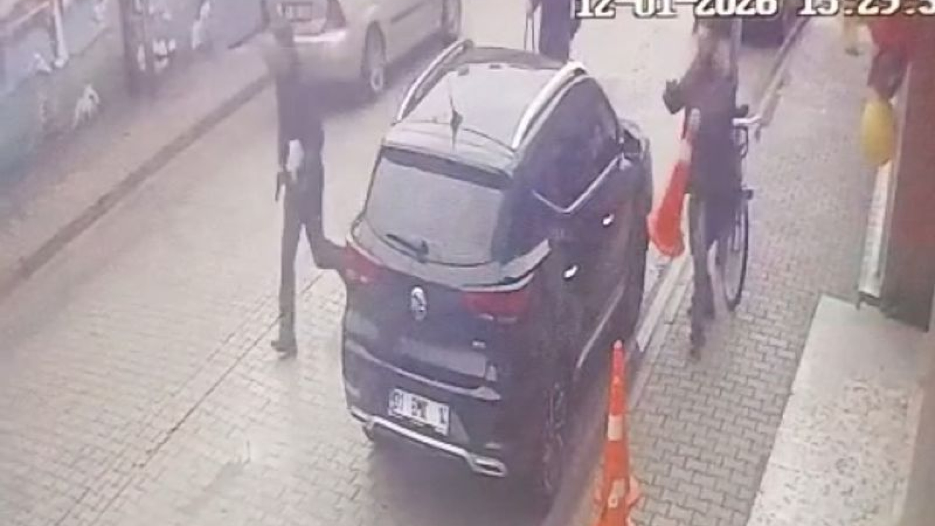 Son dakika: Okul önünde öğretmene önce yumruk attı, ardından ateş etti | Son dakika haberleri