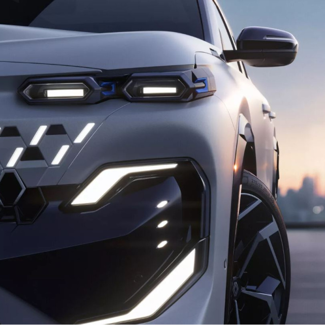 Renault yeni 'amiral gemisini' tanıttı