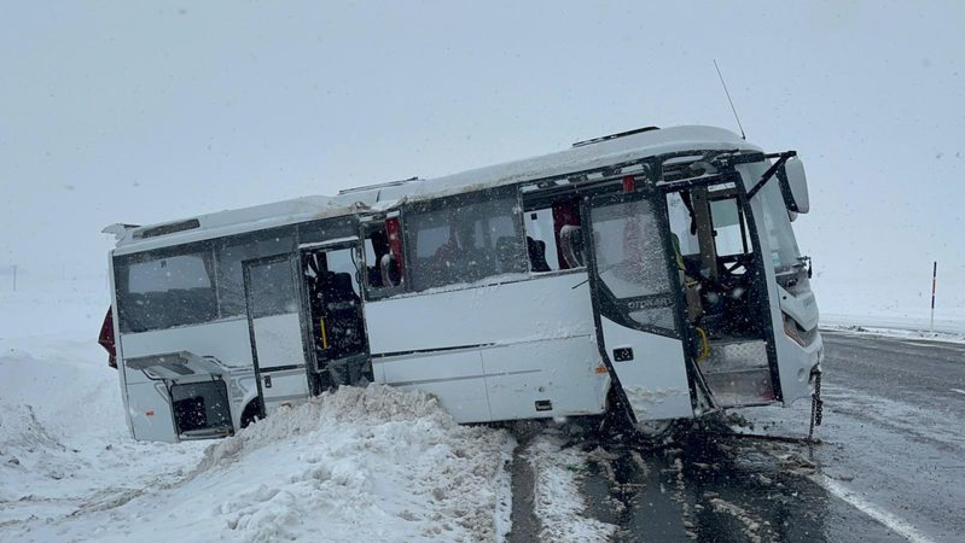 Son dakika: Kayseri'de cenazeye gidenleri taşıyan midibüs devrildi: 3'ü ağır, 22 yaralı | Son dakika haberleri
