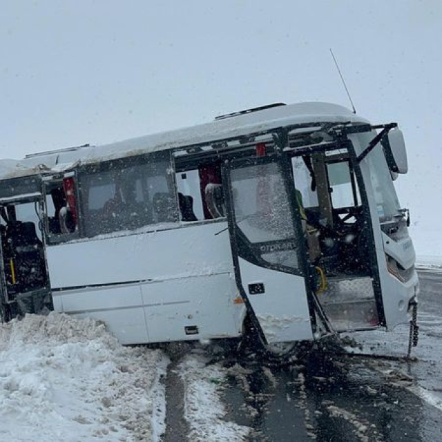 Cenazeye gidenleri taşıyan araç devrildi