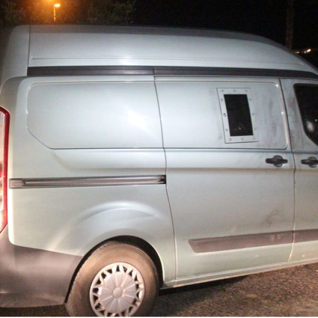 Güvenliği darp edip banka aracını soydular