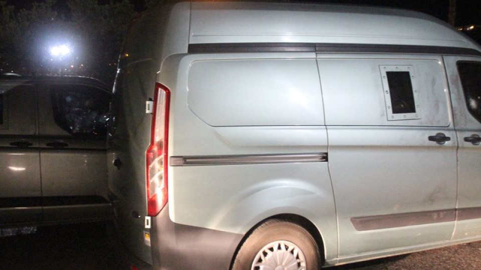 Güvenliği darp edip banka aracını soydular