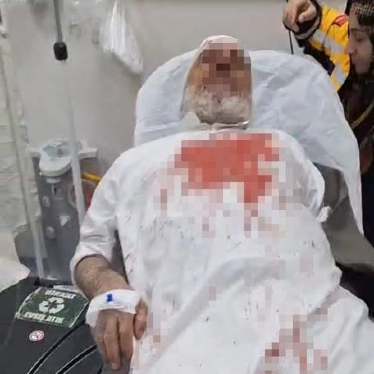 Yaşlı adamı öldüresiye darbettiler!