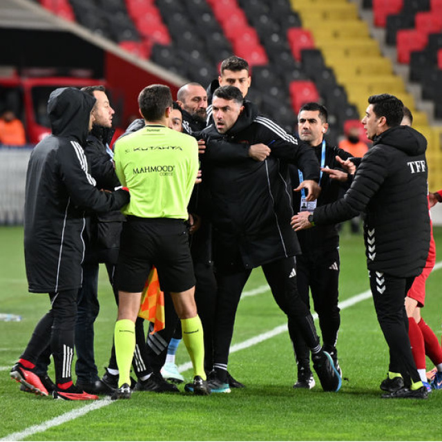 Burak Yılmaz, kırmızı kart için özür diledi!