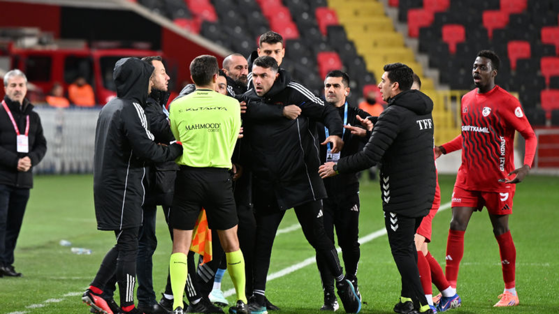 Burak Yılmaz'dan Kırmızı Kart Tepkisi Sonrası Özür: 'Hakemlerden ve Futbol Kamuoyundan Özür Diliyorum'